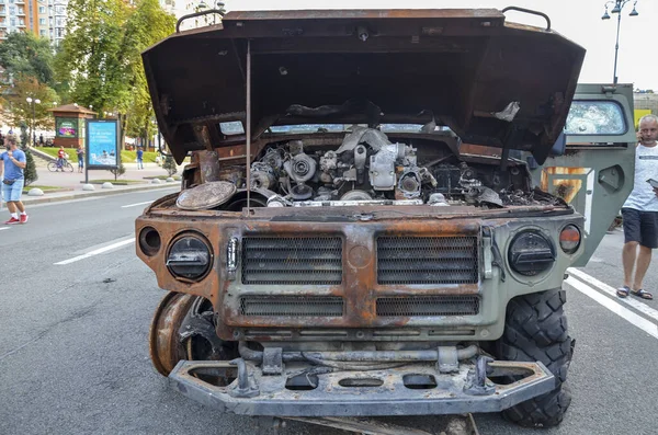 Kyiv 'deki Khreschatyk caddesinde Ukrayna' daki savaş sırasında Rus işgalcilerin zırhlı aracı Tigr-M yok edildi.