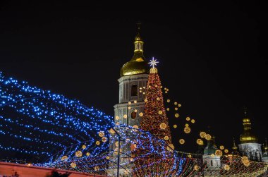 Aydınlatma ve ışıkla dolu yeni yıl ağacı ve arka planda Sophia Katedrali. Kyiv, Ukrayna