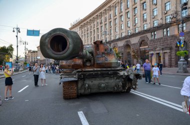 Kyiv 'deki Khreshhatyk caddesinde imha edilmiş Rus askeri teçhizatının sergilendiği sırada yanmış ve tahrip edilmiş bir şekilde uçan Msta-S. Ukrayna 'da Savaş