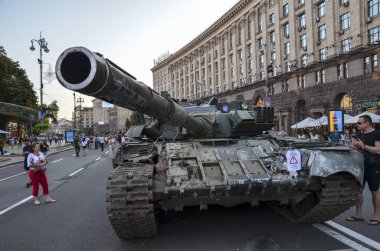 Kyiv 'in merkezindeki imha edilmiş Rus zırhlı araçları sergisinde yanmış tank.