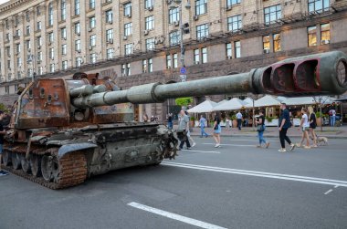 Kyiv 'deki Khreshhatyk caddesinde imha edilmiş Rus askeri teçhizatının sergilendiği sırada yanmış ve tahrip edilmiş bir şekilde uçan Msta-S. Ukrayna 'da Savaş