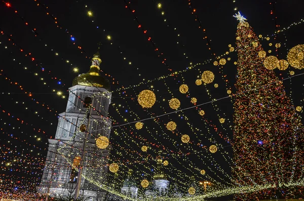 Новогодняя Елка Большим Освещением Светом Фоне Софийского Собора Киев Украина — стоковое фото