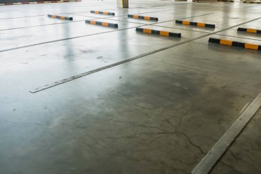 Boşluk ile kontrol mesafesi için tekerleği durdurmak için sığınağı olan boş bir otopark bloğu