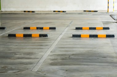 Boşluk ile kontrol mesafesi için tekerleği durdurmak için sığınağı olan boş bir otopark bloğu