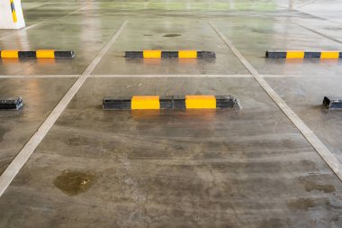 Boşluk ile kontrol mesafesi için tekerleği durdurmak için sığınağı olan boş bir otopark bloğu