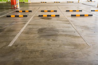 Boşluk ile kontrol mesafesi için tekerleği durdurmak için sığınağı olan boş bir otopark bloğu