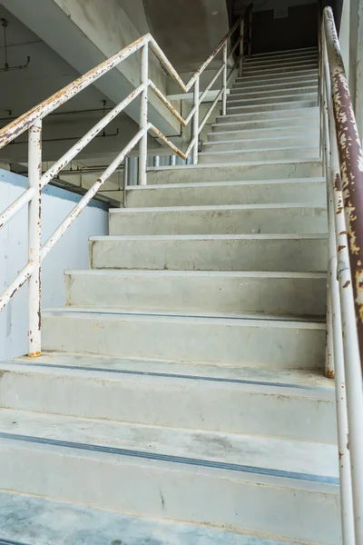 Κενές Σκάλες Σκάλα Για Έξοδο Κινδύνου Στο Εργοστάσιο — Φωτογραφία Αρχείου