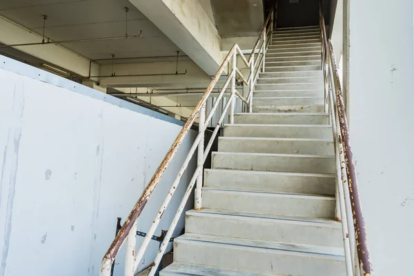 空の階段 工場の火災出口ドアの階段 — ストック写真