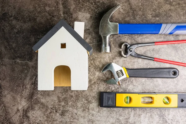 Juguete Blanco Madera Casa Herramientas Construcción Sobre Fondo Piso Cemento — Foto de Stock