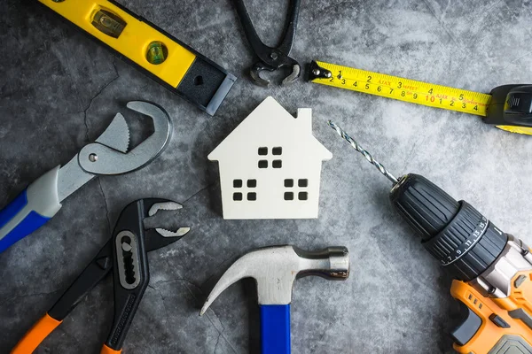 Juguete Blanco Madera Casa Herramientas Construcción Sobre Fondo Piso Cemento — Foto de Stock