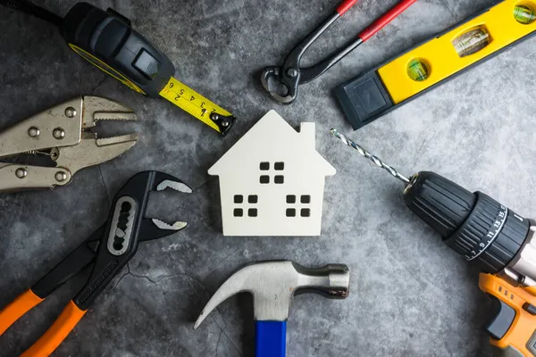 Juguete Blanco Madera Casa Herramientas Construcción Sobre Fondo Piso Cemento — Foto de Stock