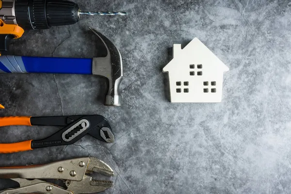 Juguete Blanco Madera Casa Herramientas Construcción Sobre Fondo Piso Cemento — Foto de Stock