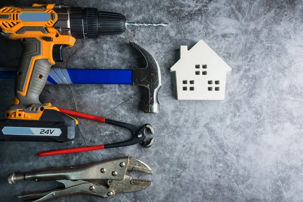 Giocattolo Legno Della Casa Bianca Strumenti Costruzione Sfondo Grigio Nero — Foto Stock