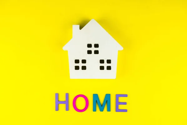 Houten Wit Huisspeelgoed Huisbelettering Een Gele Achtergrond — Stockfoto