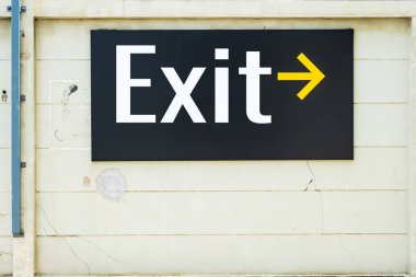 Siyah arkaplanda EXIT işareti.