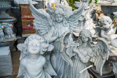 Bangkok, Tayland - 07 Ağustos 2021: Güzel Stucco bebekleri Bangkok Tayland 'da bir bahçe malzemeleri dükkanında güzel bir bahçe süslemesi yapıyorlar.