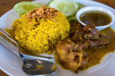 Biryani bifteği ya da körili pilav ve sığır eti - Hint biryani 'sinin Tayland-Müslüman versiyonu, mis kokulu sarı pirinç ve sığır eti