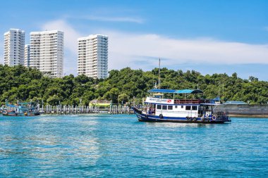 Chon Buri, Tayland - Ekim 02, 2021: Yolcu gemisi Bali Hai Rıhtımı 'na turist getiriyor, Pattaya ise Chonburi' nin popüler turizm beldesi Koh Lan 'a.