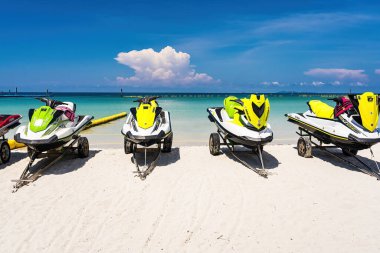 Chon Buri, Tayland - Ekim 02, 2021: Sürat teknesi, Covid 19 virüsünün salgını sonrası, turistlerin Koh Lan adasında bir tura çıkmalarını bekliyor..