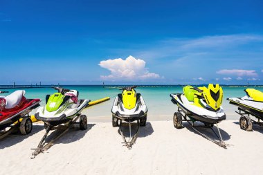 Chon Buri, Tayland - Ekim 02, 2021: Sürat teknesi, Covid 19 virüsünün salgını sonrası, turistlerin Koh Lan adasında bir tura çıkmalarını bekliyor..