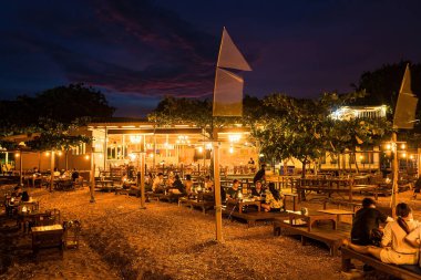 Chon Buri, Tayland - Ekim 02, 2021: gece Koh Larn sahilindeki açık kafe, Tawaen Sahili, Koh Larn, Chonburi, Tayland