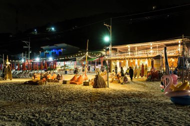 Chon Buri, Tayland - Ekim 02, 2021: gece Koh Larn sahilindeki açık kafe, Tawaen Sahili, Koh Larn, Chonburi, Tayland