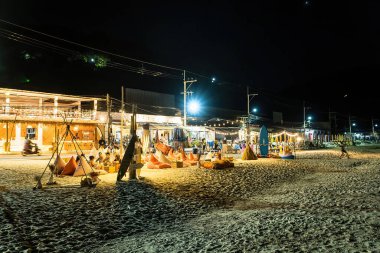 Chon Buri, Tayland - Ekim 02, 2021: gece Koh Larn sahilindeki açık kafe, Tawaen Sahili, Koh Larn, Chonburi, Tayland