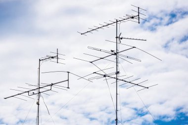 TV anteni ile mavi gökyüzü arka plan