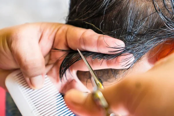 Bangkok Thailand November 2021 Close Hairdresser Cutting Female Hair Cutting — Stock Photo, Image