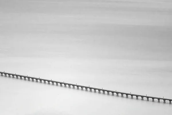Sak Gölü Nün Ortasında Yüzen Demiryolu Köprüsünün Siyah Beyaz Fotoğrafı — Stok fotoğraf