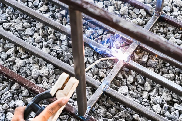 Metal Kaynaklama Elektrikli Isıtma Kıvılcımları Demir Materyaller Sanatsal Kaynak Işığı — Stok fotoğraf