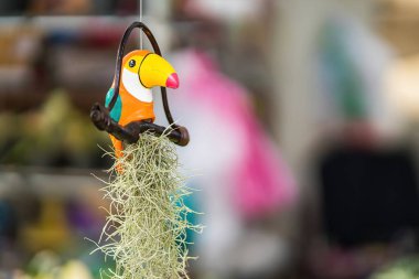 Açık hava dekoratif el yapımı hava bitkisiyle asılı şirin bir karikatür seramiği. Güzel süslemeli kil bebek..