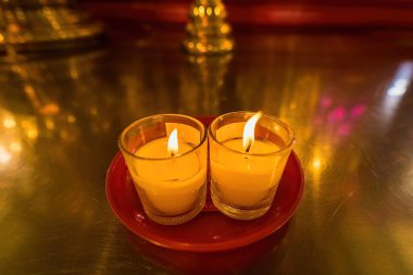 Dua ve meditasyon, Çin tapınağında yanan mumla.