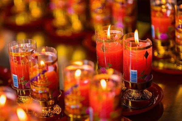 Bangkok Tajlandia Grudnia 2021 Modlitwa Medytacja Płonącą Świecą Chińskiej Świątyni — Zdjęcie stockowe