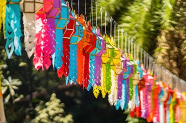 Nakhon Nayok, Tayland - 01 Ocak 2022 Nakhon Nayok, Tayland 'daki Chulaphon Tapınağı' nda renkli fenerler yakıldı