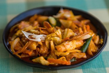 Baharatlı sosisli Kore pirinç keki çubuğu (Tteokbokki) - Kore yemeği tarzı