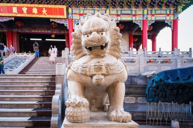 Bangkok, Tayland - 20 Aralık 2021 Wat Borom Raja Kanjanapisek Wat Leng Nei Yee 2 Tapınağı 'nda Çin usulü aslan heykeli .