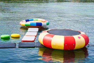 Şişirilebilir Yüzen Su Denizde. Aquapark okyanusta slaytlar ve cazibeyle.