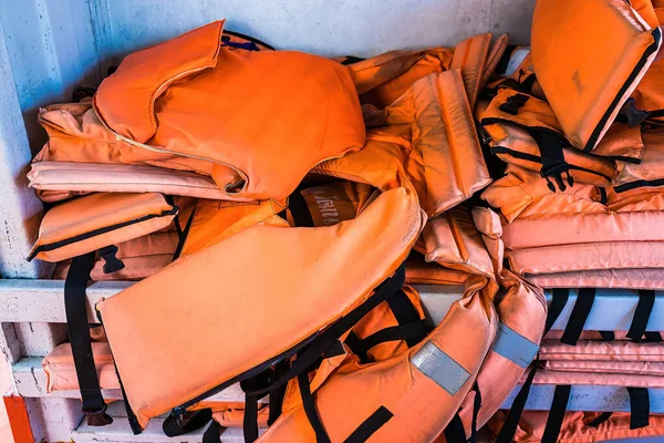 Достаточно Старый Оранжевый Спасательный Жилет Загружен Большое Количество Вояжей — стоковое фото