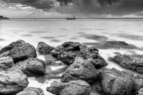 Kıyıdaki Okyanus Kayalarının Siyah Beyaz Fotoğrafı — Stok fotoğraf