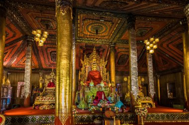 Phayao, Tayland - Ocak 09, 2022: Wat Nantaram Kilisesi 'ndeki Myanmar Buddha Heykeli veya Phayao Tayland' daki Nantaram Tapınağı.