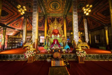 Phayao, Tayland - Ocak 09, 2022: Wat Nantaram Kilisesi 'ndeki Myanmar Buddha Heykeli veya Phayao Tayland' daki Nantaram Tapınağı.