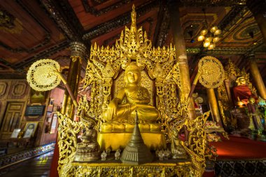 Phayao, Tayland - Ocak 09, 2022: Wat Nantaram Kilisesi 'ndeki Myanmar Buddha Heykeli veya Phayao Tayland' daki Nantaram Tapınağı.
