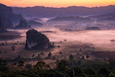 Sunrise and The Mist with Mountain Background, Peyzaj Phu Langka, Payao Eyaleti, Tayland.