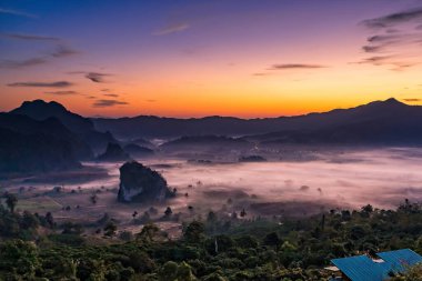 Sunrise and The Mist with Mountain Background, Peyzaj Phu Langka, Payao Eyaleti, Tayland.