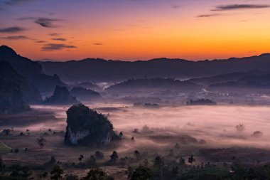 Sunrise and The Mist with Mountain Background, Peyzaj Phu Langka, Payao Eyaleti, Tayland.