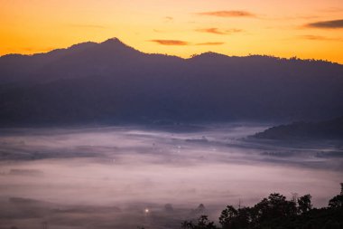 Sunrise and The Mist with Mountain Background, Peyzaj Phu Langka, Payao Eyaleti, Tayland.