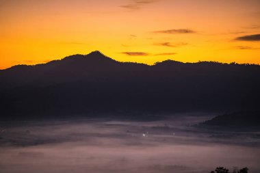 Sunrise and The Mist with Mountain Background, Peyzaj Phu Langka, Payao Eyaleti, Tayland.