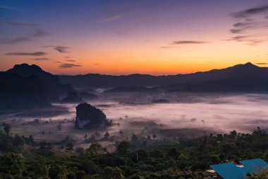 Sunrise and The Mist with Mountain Background, Peyzaj Phu Langka, Payao Eyaleti, Tayland.