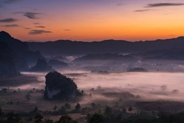 Sunrise and The Mist with Mountain Background, Peyzaj Phu Langka, Payao Eyaleti, Tayland.